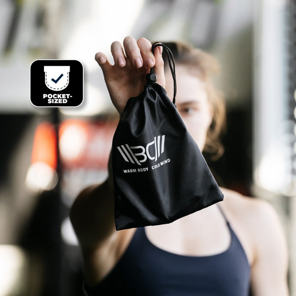 Woman holding a black bag with a Adjustable Lightweight Jump Rope in her hand – Warm Body Cold Mind