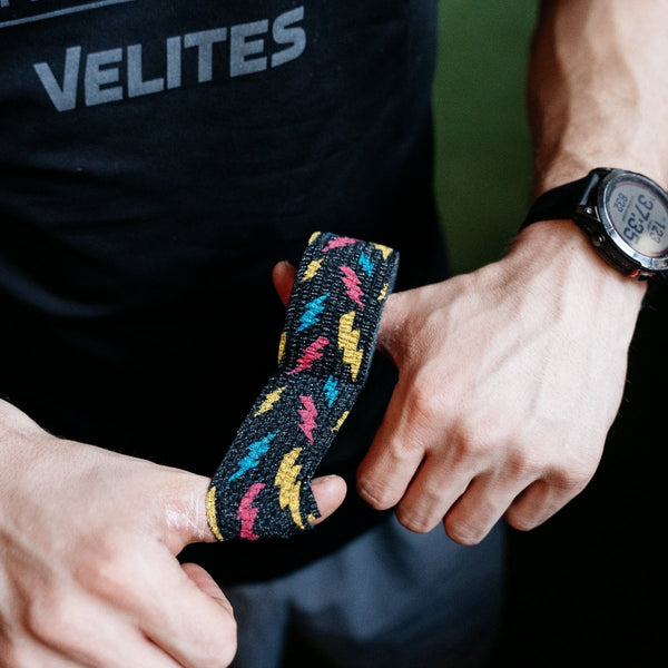 1,5″ Black Narrow Weightlifting thumb Tapes with Flash design in use - Warm Body Cold Mind