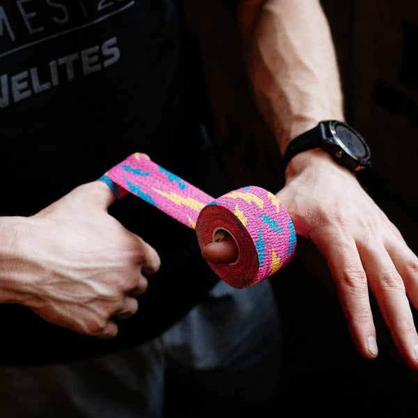 1,5″ Pink Narrow Weightlifting thumb Tapes with Flash design in use - Warm Body Cold Mind